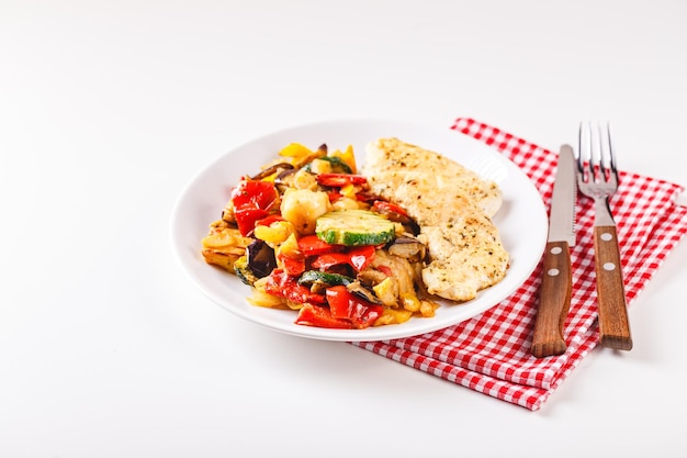 Тарелка с аппетитным блюдом